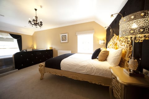 Deluxe Suite (Kilmore) | Desk, iron/ironing board, free cribs/infant beds, bed sheets