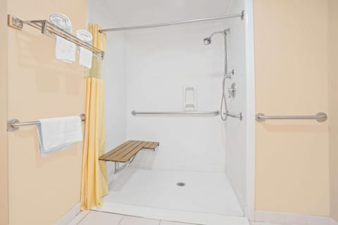 Room, 1 King Bed, Accessible, Non Smoking (Mobility, Tub w/ Grab Bars) | Bathroom | Bathtub, free toiletries, hair dryer, towels