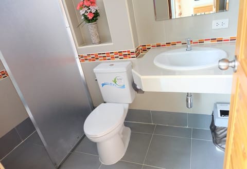 Standard Room | Bathroom | Shower, free toiletries, hair dryer, towels