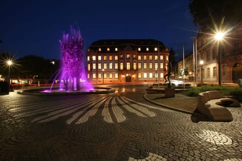 Studio Apartment (Erdgeschoss, Strassenbahn lärm) | Front of property - evening/night