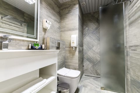 Studio Apartment City view | Bathroom | Shower, free toiletries, hair dryer, towels