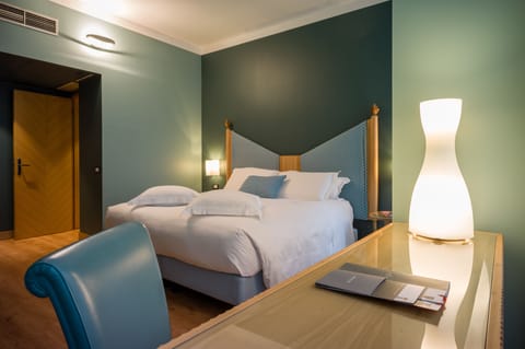 Deluxe Double or Twin Room, Non Smoking | Hypo-allergenic bedding, down comforters, free minibar items