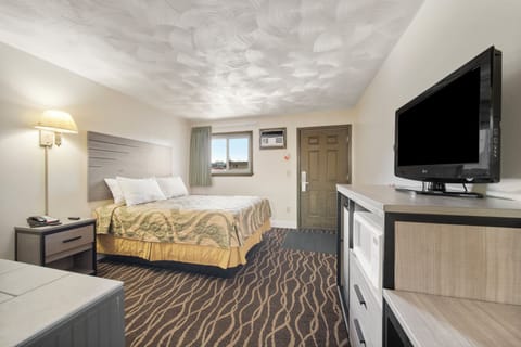 Suite, 1 Queen Bed, Jetted Tub | Premium bedding, desk, blackout drapes, free WiFi