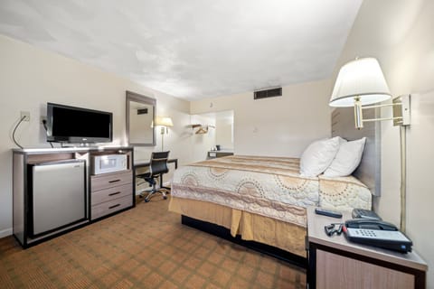 Standard Room, 1 King Bed | Room amenity