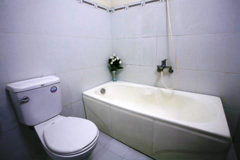 Family Room | Bathroom | Shower, free toiletries, towels