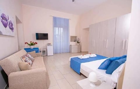 Family Room, Private Bathroom (External) | Hypo-allergenic bedding, down comforters, memory foam beds, free minibar