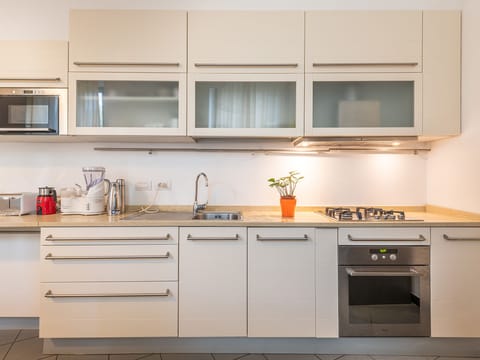 Deluxe Condo, 1 Bedroom, City View | Private kitchen | Fridge