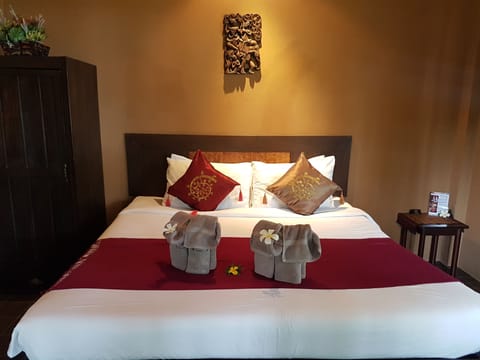 Family Deluxe Room | Desk, iron/ironing board, rollaway beds, free WiFi