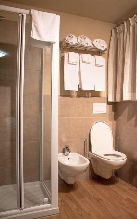 Cribs/infant beds, free WiFi