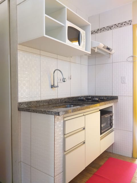 Apartamento 03 | Private kitchen | Fridge, microwave, oven, stovetop