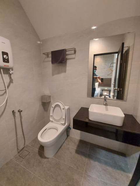 Single Room, No Windows | Bathroom | Shower, free toiletries, hair dryer, bidet