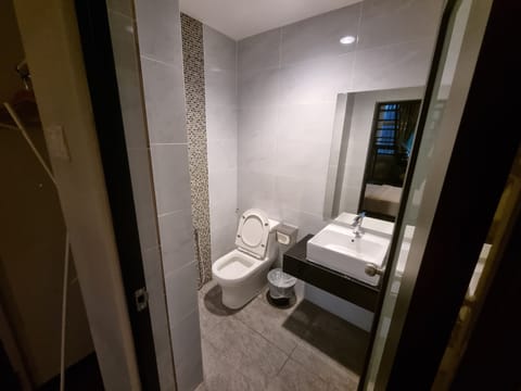 Premier Room, 1 Queen + 1 King, with Window | Bathroom | Shower, free toiletries, hair dryer, bidet