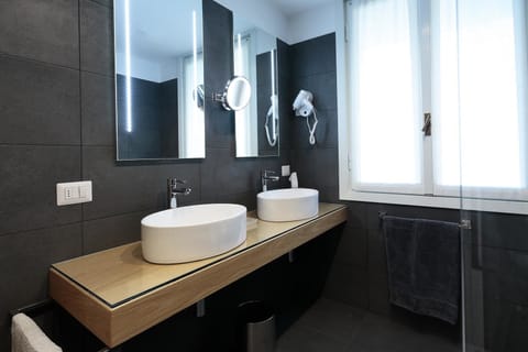 Triple Room | Bathroom sink