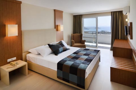 Double Room, Sea View | Minibar, desk, free WiFi, bed sheets