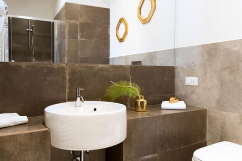 Double Room | Bathroom | Shower, free toiletries, hair dryer, slippers