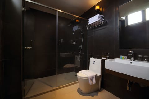 Family Suite | Bathroom | Shower, free toiletries, hair dryer, towels