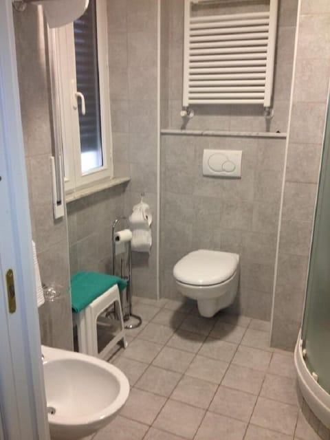 Shower, free toiletries, hair dryer, bidet