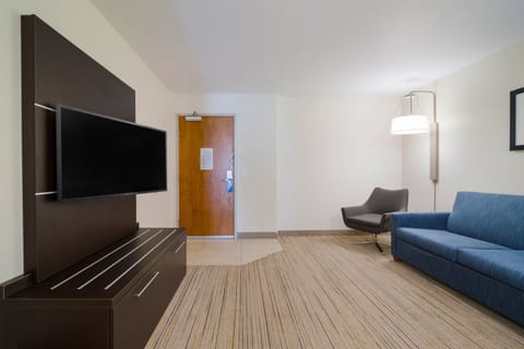 Suite, 1 King Bed, Balcony | Premium bedding, in-room safe, desk, laptop workspace