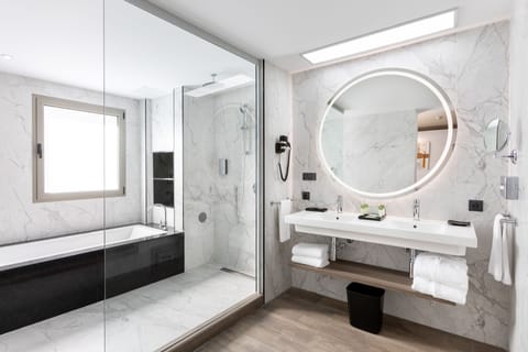 Junior Suite | Bathroom | Shower, eco-friendly toiletries, hair dryer, bathrobes