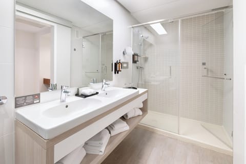 Family Room, Balcony, Garden View | Bathroom | Shower, eco-friendly toiletries, hair dryer, towels