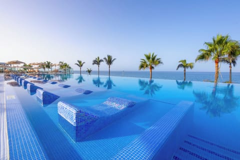 6 outdoor pools, pool umbrellas, sun loungers