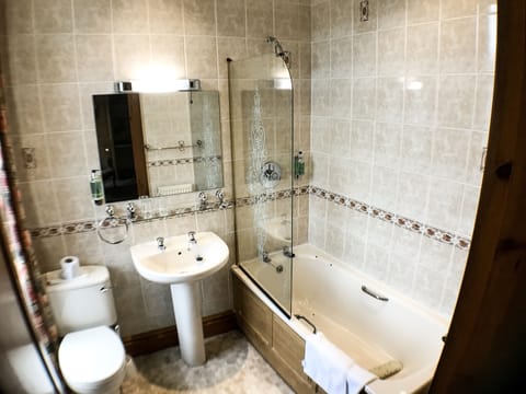 Standard Double Room, 1 Double Bed | Bathroom | Free toiletries, hair dryer, towels