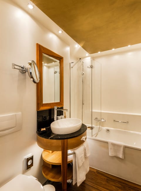 Combined shower/tub, free toiletries, hair dryer, slippers