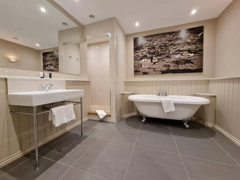 Junior Suite | Bathroom | Free toiletries, hair dryer, towels, soap