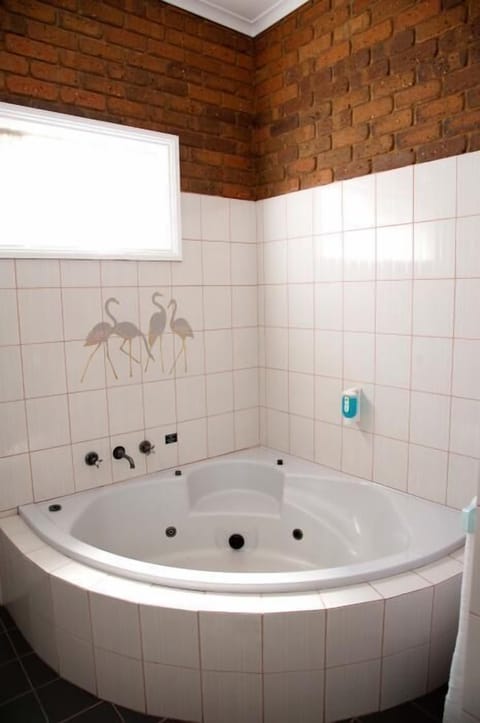 Standard Room, Non Smoking, Jetted Tub (Spa Room) | Bathroom | Shower, free toiletries, hair dryer, towels