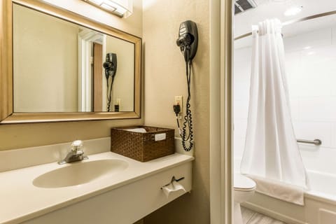 Combined shower/tub, hair dryer, towels