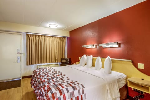 Superior Room, 1 King Bed, Non Smoking | Desk, blackout drapes, free cribs/infant beds, free WiFi