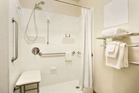 Combined shower/tub, free toiletries, hair dryer, towels