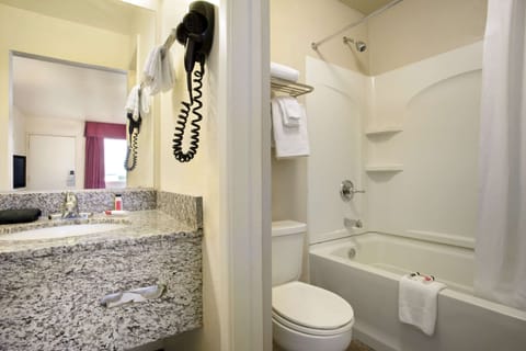 Combined shower/tub, free toiletries, hair dryer, towels