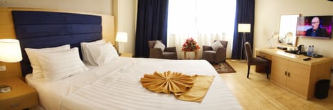 Executive Suite | 1 bedroom, premium bedding, pillowtop beds, in-room safe