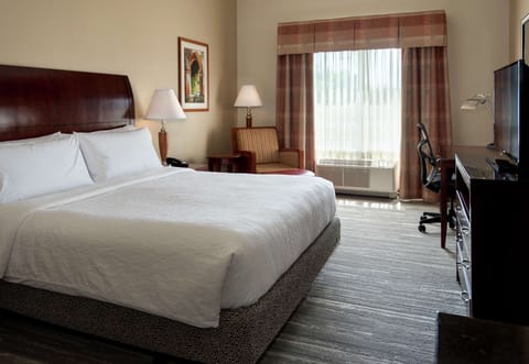 Premium bedding, in-room safe, iron/ironing board, free WiFi