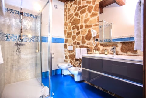 Junior Suite | Bathroom | Free toiletries, hair dryer, bidet, towels