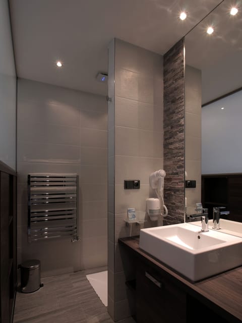 Deluxe Double Room, Lake View | Bathroom | Combined shower/tub, free toiletries, hair dryer, bathrobes