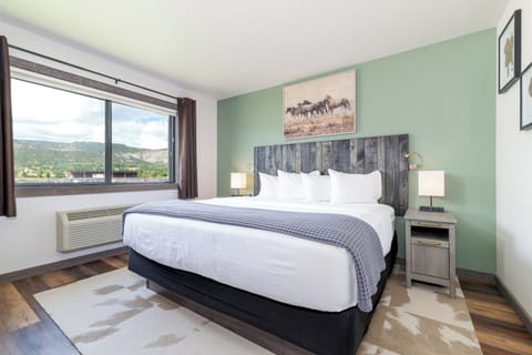 Deluxe Suite, 1 King Bed with Sofa bed, Kitchenette, Mountain View | Blackout drapes, iron/ironing board, free WiFi, bed sheets