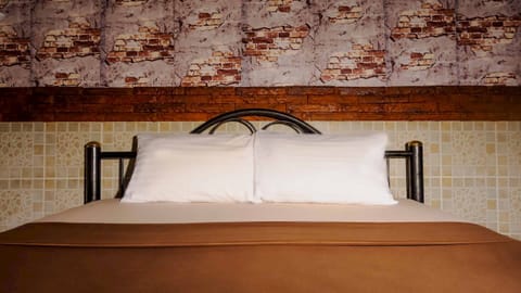 Standard Room | In-room safe, individually decorated, individually furnished, desk