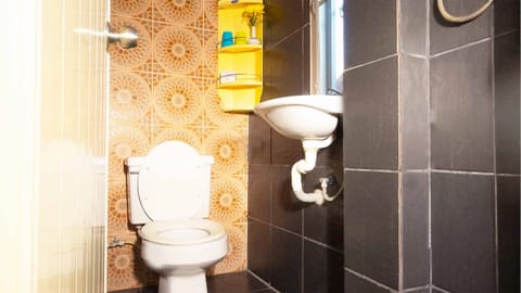 Budget Room | Bathroom | Shower, rainfall showerhead, free toiletries, bidet