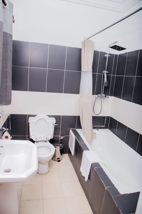 Standard Double Room, 1 Bedroom, Ensuite | Bathroom | Free toiletries, towels, soap, toilet paper