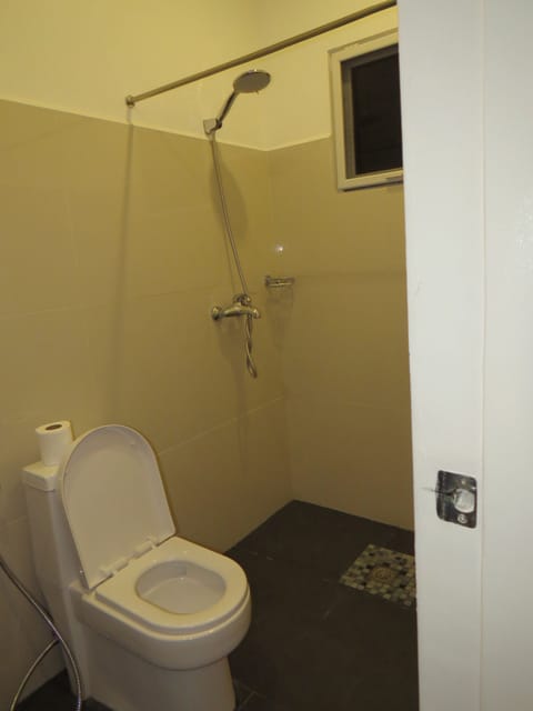 Family Room | Bathroom | Shower, free toiletries, hair dryer, towels