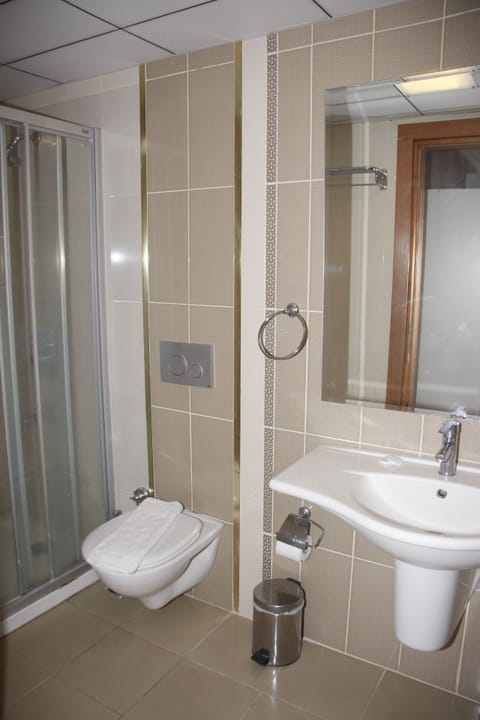 Family Room | Bathroom | Shower, free toiletries, hair dryer, towels