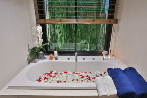 Deep soaking bathtub