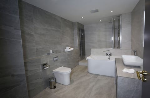 Superior Double Room, 1 King Bed | Bathroom | Combined shower/tub, free toiletries, bathrobes, towels