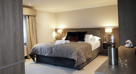 Superior Double Room, 1 King Bed | In-room safe, desk, free WiFi, bed sheets