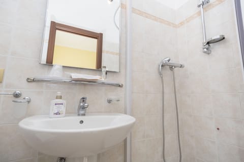 Shower, free toiletries, hair dryer, bidet