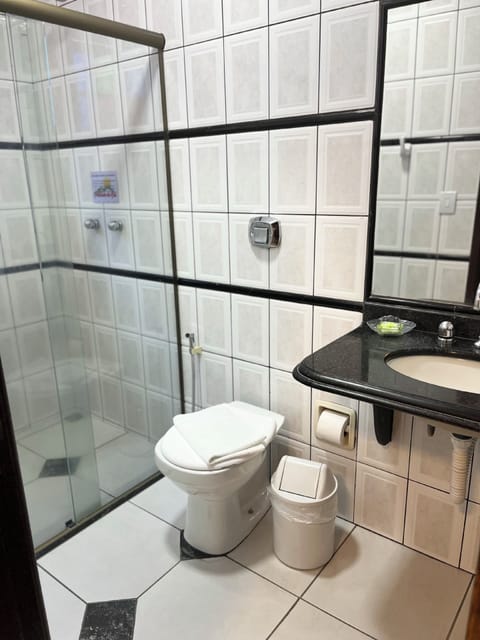 CHALE SUPER LUXO | Bathroom | Shower, rainfall showerhead, free toiletries, towels