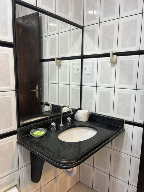 CHALE SUPER LUXO | Bathroom | Shower, rainfall showerhead, free toiletries, towels