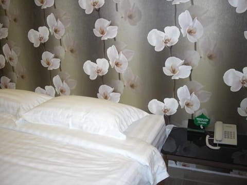 Premium King Room | Desk, iron/ironing board, free WiFi